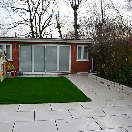 Cozy, Modern, Spacious 4 Bedroom House In London Romford Dış mekan fotoğraf