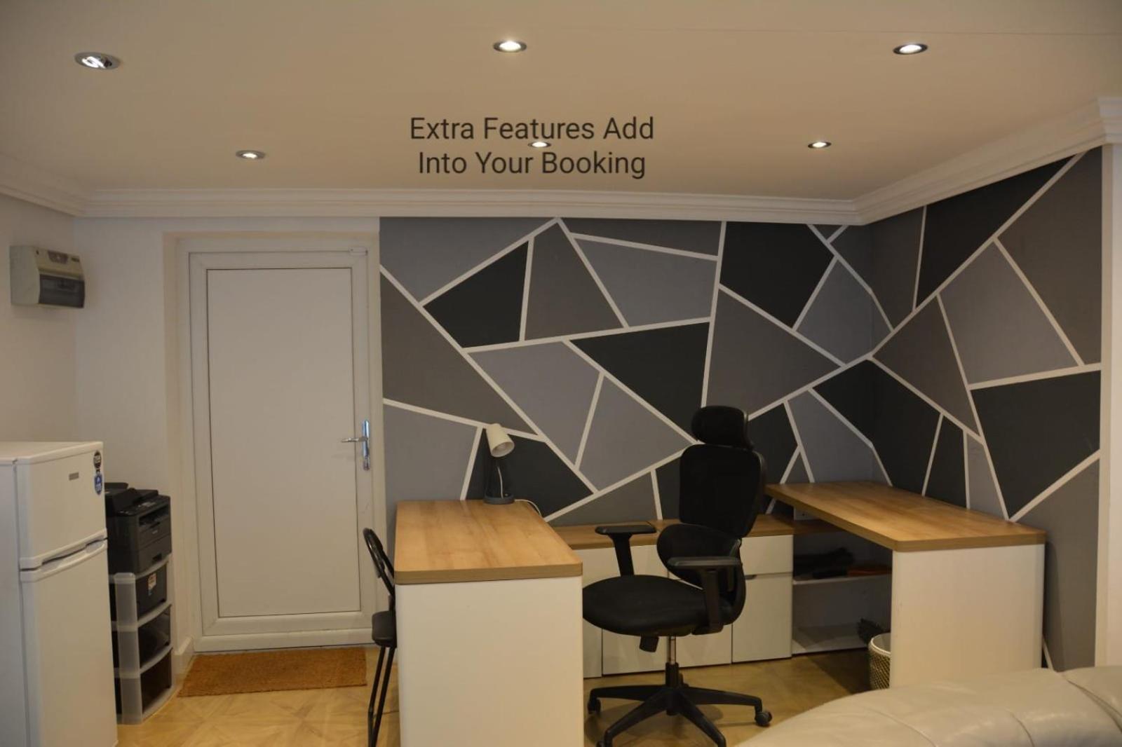 Cozy, Modern, Spacious 4 Bedroom House In London Romford Dış mekan fotoğraf