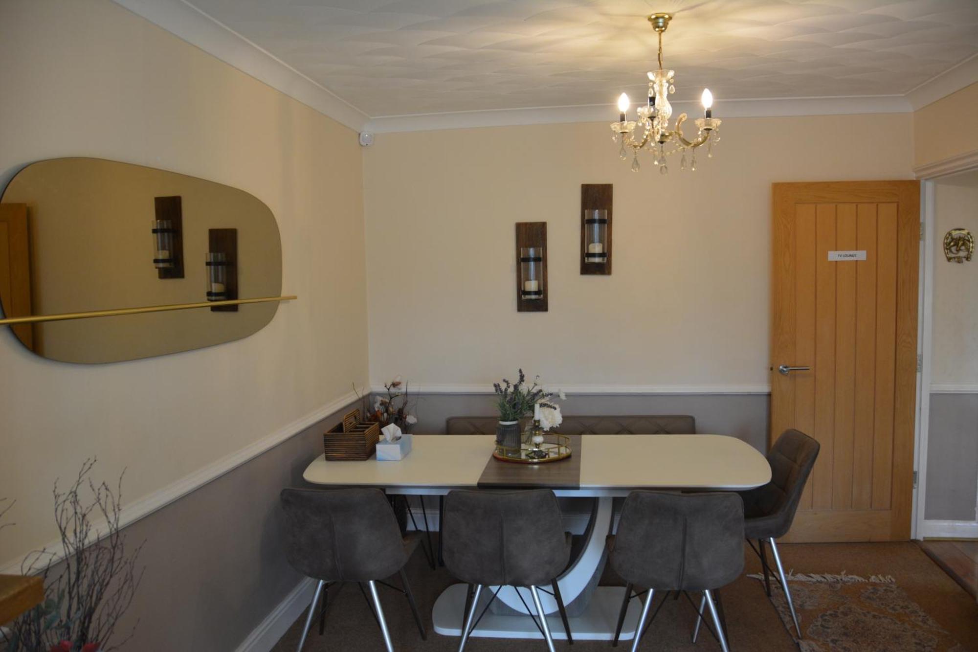 Cozy, Modern, Spacious 4 Bedroom House In London Romford Dış mekan fotoğraf